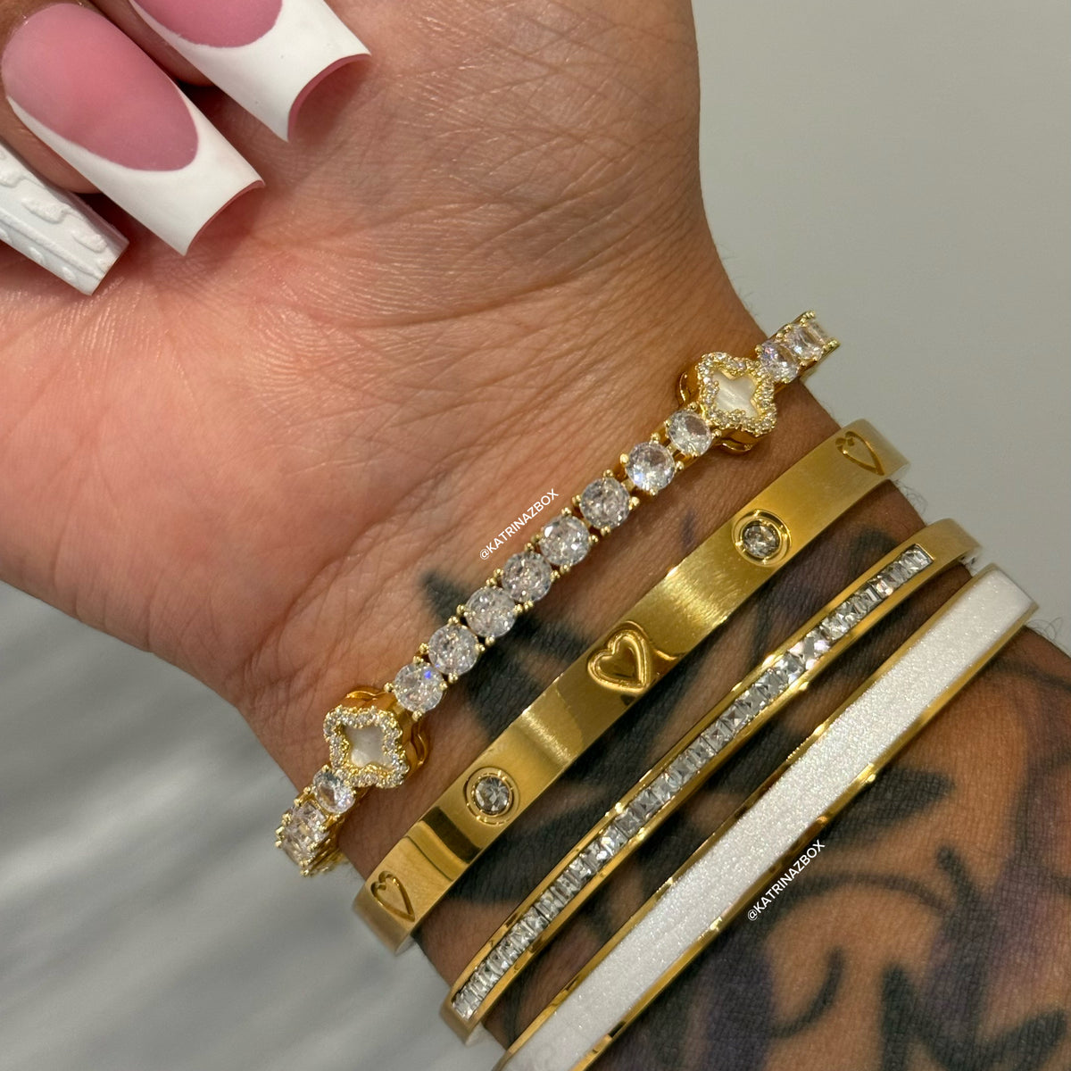 MAIN CHARACTER | WHITE BANGLE SET