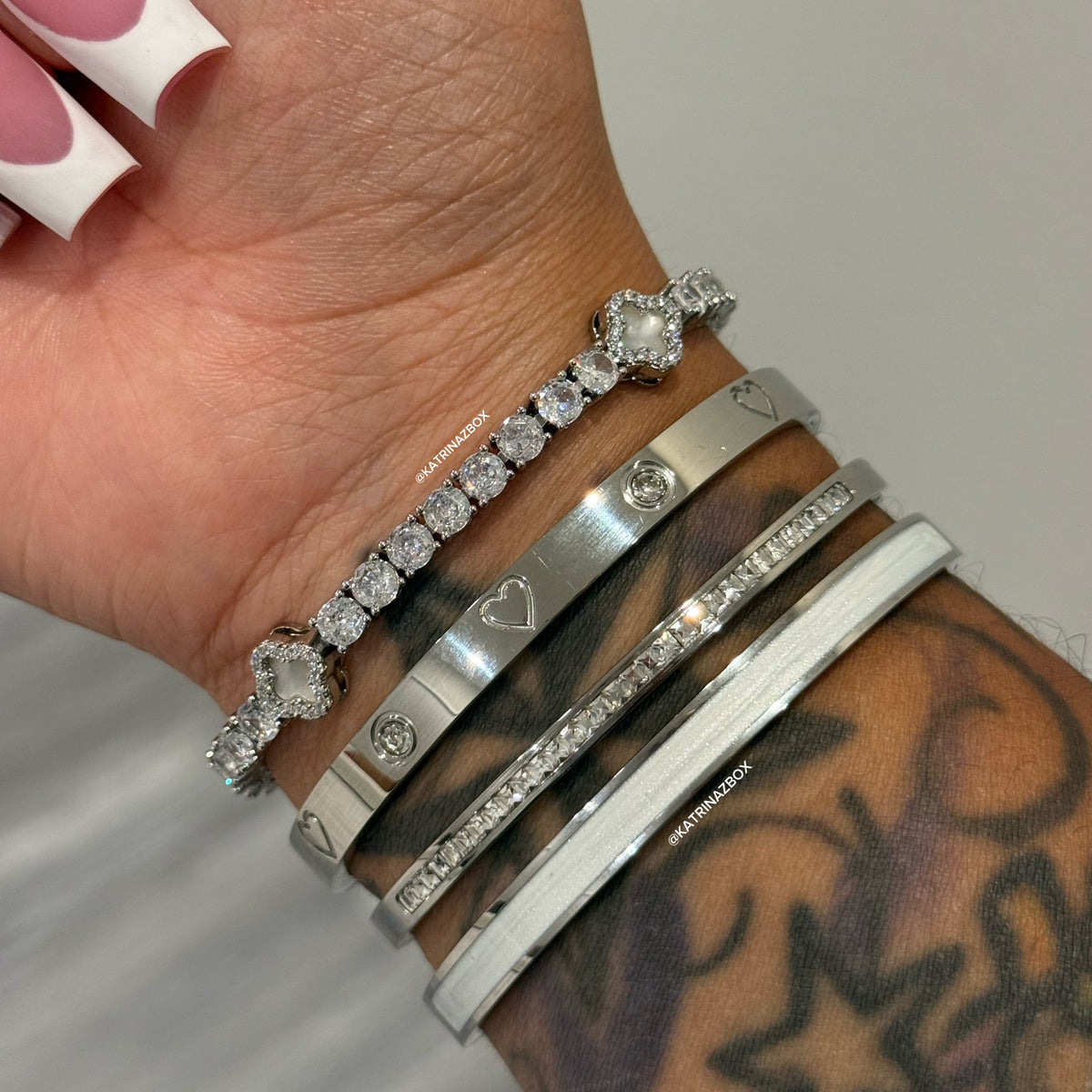 MAIN CHARACTER | WHITE BANGLE SET